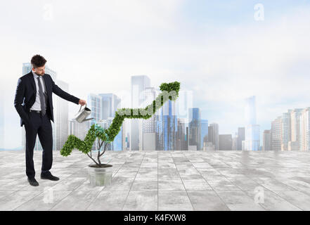 Unternehmer, die Bewässerung eine Pflanze mit einer Form der Pfeil. Konzept der Anbau von Unternehmen Wirtschaft. Stockfoto