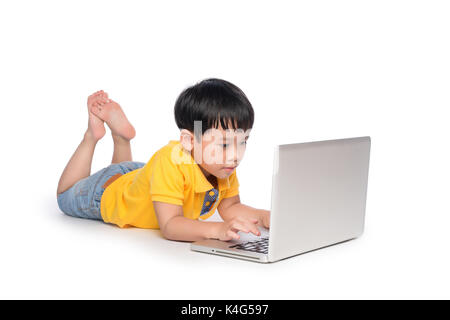 Schüler liegen und Sie auf dem Laptop. Stockfoto