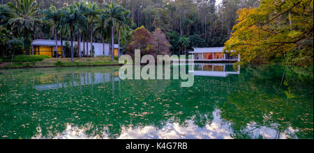 Panoramabild der Wahren Rouge Galerie, by Tunga, und Mata Galerie an Inhotim Zentrum für Zeitgenössische Kunst spiegelt sich im See, Brumadinho, Belo Horizonte. Stockfoto