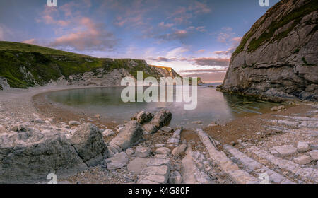 Sonnenuntergang am Mann des Krieges Bay, Lulworth in Dorset England UK Stockfoto