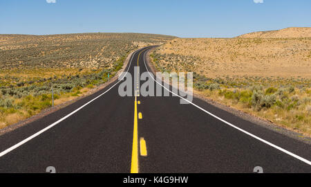 Zwei Lane gelbe Linie, Kurve um die Biegung Stockfoto