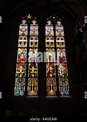 Kirchenfenster in der St. Nikolauskirche, erstellt vom polnischen Maler Jozef Mehoffer zwischen 1896 und 1936, Fribourg, Schweiz Stockfoto