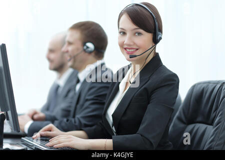 Schönes Geschäft Leute in Headsets sind mit Computern Stockfoto