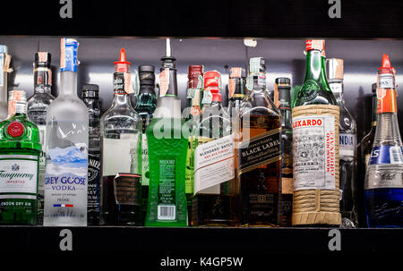 BANGKOK, THAILAND - 23. Oktober 2017 - eine Auswahl an alkoholischen Getränken, Bernd, werden in Regalen in der Bar für Cocktails. Stockfoto