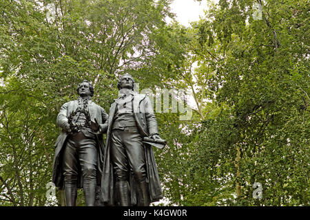 Das Goethe-Schiller-Denkmal in den Deutschen Kulturgärten des Wade Parks in Cleveland, Ohio, USA, ist eine exakte Nachbildung des Originals in Weimar, Deutschland. Stockfoto