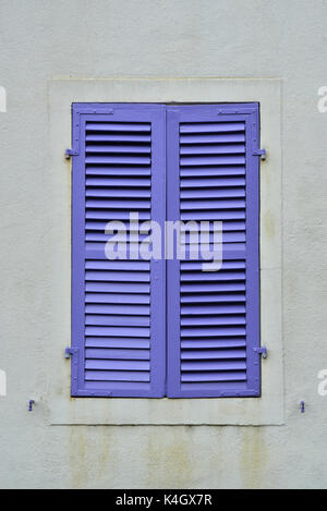 Violetten Fensterläden aus Holz Stockfoto