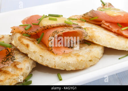 Feine, kleine Kartoffelpuffer mit Räucherlachs und Dill Stockfoto