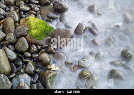 Blick auf einem Kiesstrand in Madeira, Portugal. Stockfoto
