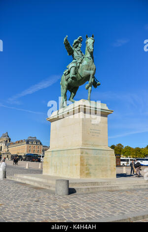 Paris, Frankreich, 14. Oktober 2014: Statue von Louis XIV., Schloss Versailles in Paris, Frankreich Stockfoto