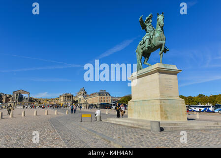 Paris, Frankreich, 14. Oktober 2014: Statue von Louis XIV., Schloss Versailles in Paris, Frankreich Stockfoto