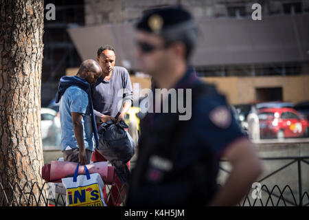 Rom, Italien. 05 Sep, 2017. Von den Gärten neben der Piazza Venezia, die Flüchtlinge, die es nach Verlassen der Palast an der Piazza Indipendenza ein Lager aufgeschlagen hatte. Quelle: Andrea Ronchini/Pacific Press/Alamy leben Nachrichten Stockfoto