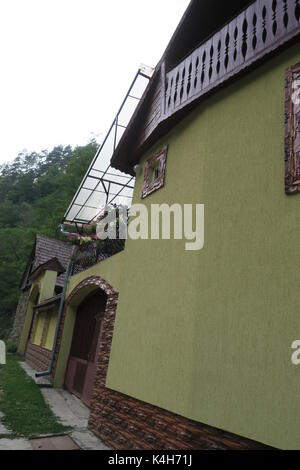 Einfache kleine Häuser in einem Dorf sibiel, in der Nähe der Stadt Sibiu, Rumänien. Stockfoto