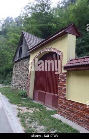 Einfache kleine Häuser in einem Dorf sibiel, in der Nähe der Stadt Sibiu, Rumänien. Stockfoto