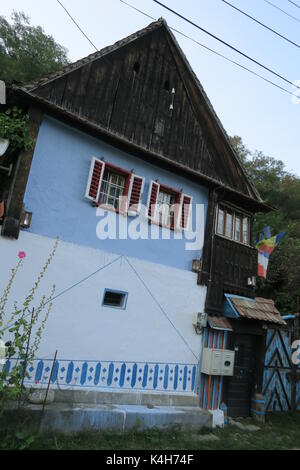 Einfache kleine Häuser in einem Dorf sibiel, in der Nähe der Stadt Sibiu, Rumänien. Stockfoto