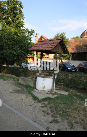 Einfache kleine Häuser in einem Dorf sibiel, in der Nähe der Stadt Sibiu, Rumänien. Stockfoto