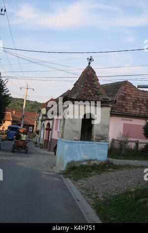 Einfache kleine Häuser in einem Dorf sibiel, in der Nähe der Stadt Sibiu, Rumänien. Stockfoto