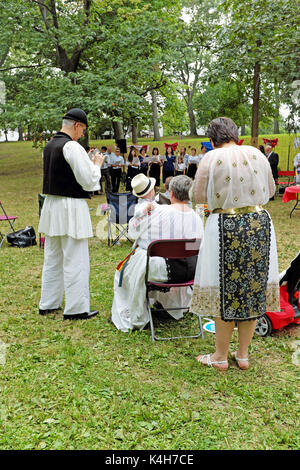 Der One World Day wird jährlich im Rockefeller Park gefeiert. Diese Veranstaltung in Cleveland, Ohio, zeigt aktiv kulturelle Wege in ausgewiesenen Gärten. Stockfoto