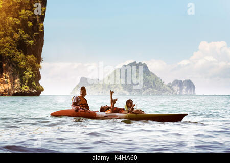 Glückliche Familie von Vater, Mutter und Sohn Kajakfahren auf dem Meer Bucht unter großen felsigen Inseln. Der Provinz Krabi, Thailand. Platz für Text Stockfoto