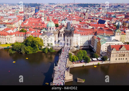 Prag, Tschechische Republik - der schönen Sommertag über der Stadt, inklusive der Karlsbrücke und der Prager eine Gemeinde - Luftbild Stockfoto