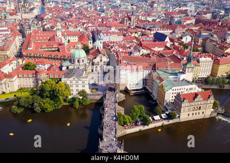 Prag, Tschechische Republik - der schönen Sommertag über der Stadt, inklusive der Karlsbrücke und der Prager eine Gemeinde - Luftbild Stockfoto