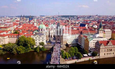 Prag, Tschechische Republik - der schönen Sommertag über der Stadt, inklusive der Karlsbrücke und der Prager eine Gemeinde - Luftbild Stockfoto