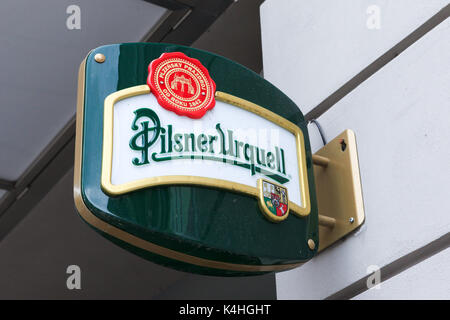 Pilsner Uruell Schild. Pilsner ist eine Art blasses Lagerbier. Sie hat ihren Namen von Pilsen in der Tschechischen Republik, einer Stadt in Böhmen, wo sie zum ersten Mal hergestellt wurde. Stockfoto