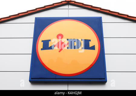 Lidl-Schild. Lidl Stiftung & Co. Ist eine deutsche globale Discounter-Supermarktkette mit Sitz in Neckarsulm, Deutschland Stockfoto