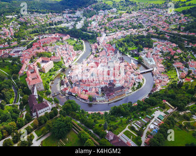 Cesky Krumlov - Luftbild der kleinen Stadt, in der Region Südböhmen in der Tschechischen Republik. Alte Ceský Krumlov ist ein UNESCO-Weltkulturerbe. Stockfoto