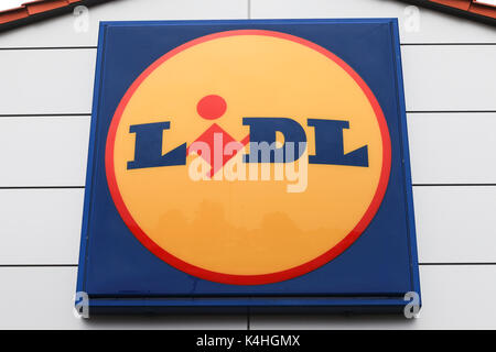 Lidl-Schild. Lidl Stiftung & Co. Ist eine deutsche globale Discounter-Supermarktkette mit Sitz in Neckarsulm, Deutschland Stockfoto