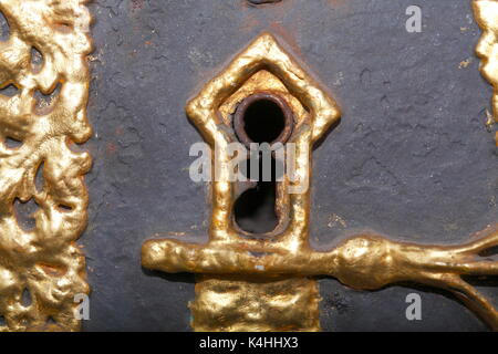 DEU, Deutschland, Frankfurt am Main : goldenes Türschloss mit Schlüsselloch am Rathaus Römer, Deutschland, Frankfurt am Main : Golden Door Lock at Stockfoto