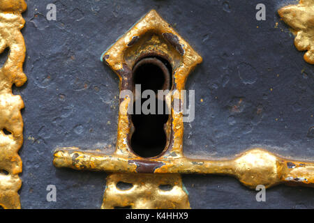 DEU, Deutschland, Frankfurt am Main : goldenes Türschloss mit Schlüsselloch am Rathaus Römer, Deutschland, Frankfurt am Main : Golden Door Lock at Stockfoto