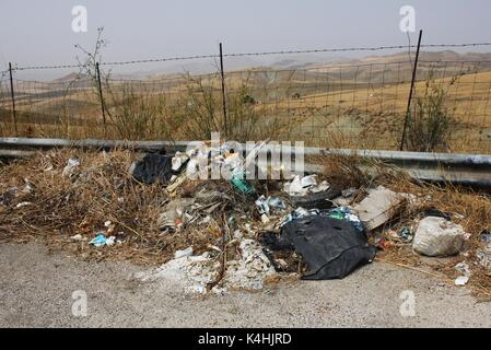 Müll aufgetürmt in einem Layby in der Nähe von caltanissetta auf der italienischen Insel Sizilien Stockfoto