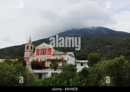 Kirche San Bartolomeo an den Hängen des aktiven Vulkans Stromboli, die in der italienischen Äolische Inseln Stockfoto