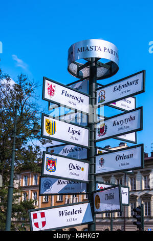 Informationen Wegweiser zeigen Distanzen und Richtungen in verschiedenen Städten - Krakau, Polen. Stockfoto