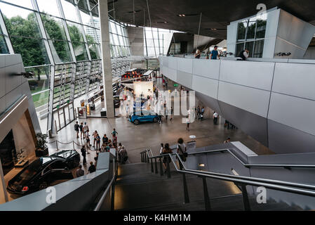 Innere Aufnahme der BMW Welt in München Stockfoto