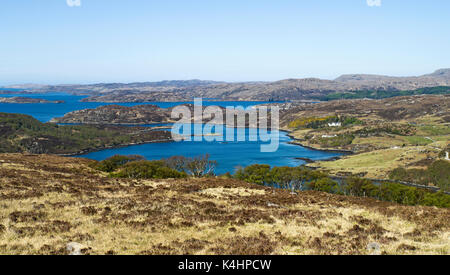 Blick über den Loch Drumbeg Ardbhair von der malerischen Straße in Assynt, Sutherland, Northwest Highlands, auf der Nordküste 500 touristische Route, Schottland, Großbritannien. Stockfoto
