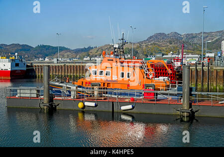 RNLI lifeboat in Lochinver Hafen, ein Severn Klasse Boot namens 'RNLB Julian und Margaret Leonard". Lochinver Village Waterfront mit Blick hinter sich. Stockfoto