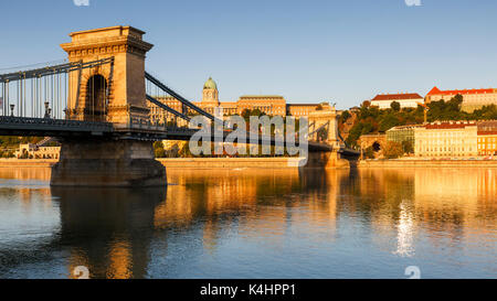 Morgen Blick auf die Innenstadt von Budapest über die Donau, Ungarn. Stockfoto