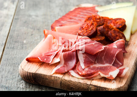 Spanisch Aufschnitt (embutidos). Käse, Wurst und Schinken auf hölzernen Tisch Stockfoto