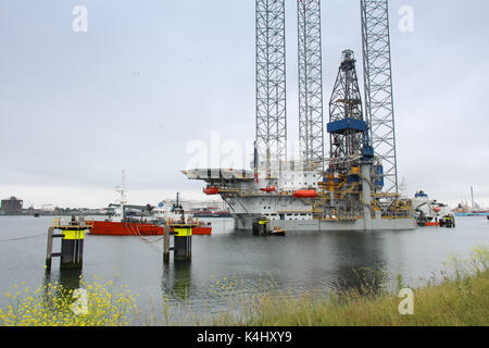 Caland Kanal. Rotterdam, Niederlande, 29. Mai 2014: Die Jack-up-rig Noble Sam Turner wird von der Dockwise Schiffs Treuhänder entladen Stockfoto