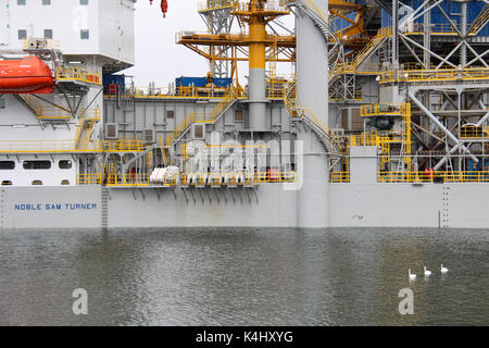 Caland Kanal, Rotterdam, Niederlande, 29. Mai 2014: Die Jack-up-rig Noble Sam Turner bei seiner Entlassung aus der Dockwise Schiffs Treuhänder Stockfoto