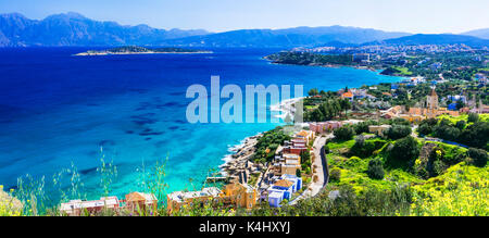 Schöner Strand in der Nähe von Agios Nikolaos, Insel Kreta, Griechenland. Stockfoto