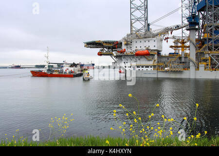 Rotterdam, Niederlande, 29. Mai 2014: Die Jack-up-rig Noble Sam Turner wird von der Dockwise semi Entladen - tauchpumpe Schiff Treuhänder Stockfoto