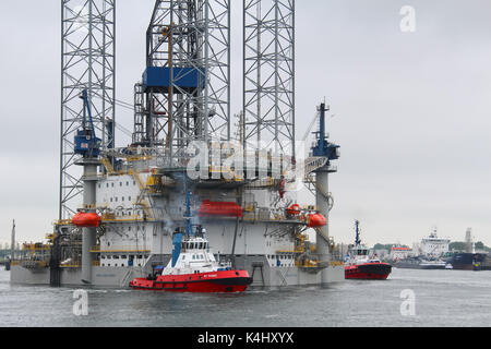 Caland Kanal, Rotterdam, Niederlande, 29. Mai 2014: Die Jack-up-rig Noble Sam Turner wird von einem kotug Tugboat abgeschleppt Stockfoto