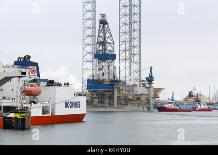 Caland Kanal, Rotterdam, Niederlande, 29. Mai 2014: Die Jack-up-rig Noble Sam Turner wird von Kotug Schlepper abgeschleppt Stockfoto