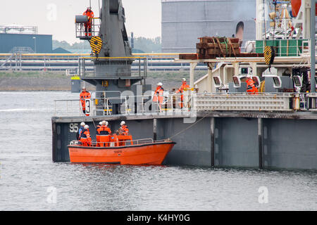 Caland Kanal, Rotterdam, Niederlande, 29. Mai 2014: Die Besatzung der Dockwise semi-submersible Schiff Treuhänder ist zurück an Bord in den arbeitsboot angehoben Stockfoto