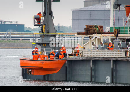 Caland Kanal, Rotterdam, Niederlande, 29. Mai 2014: Die Besatzung der Dockwise semi-submersible Schiff Treuhänder ist zurück an Bord in den arbeitsboot angehoben Stockfoto