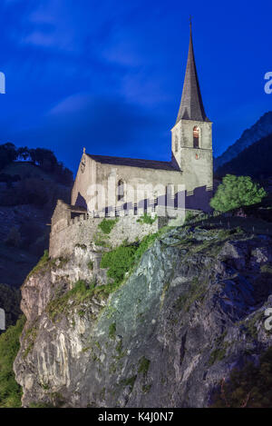 Spät mittelalterlichen Burg Kirche St. Romanus, auf dem Burghügel von Raron, Nachtaufnahme, Grab des Dichters Rainer Maria Rilke, Raron Stockfoto