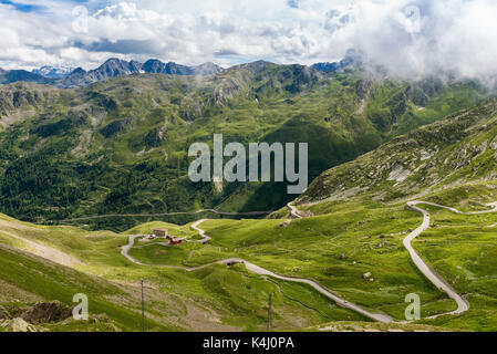 Grosser St. Bernhard Pass, Passstrasse im Aostatal, im Rücken die Berge Gran Paradiso, Saint-rhemy-en-Bosses, Valle d'Aosta. Stockfoto