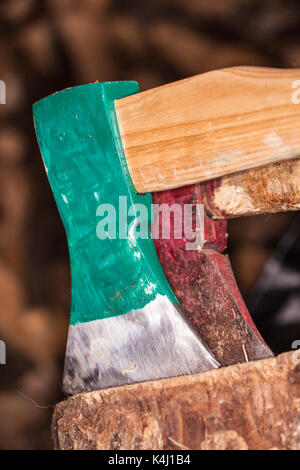 Zwei Achsen steckten in einem Stumpf, dicht oben Stockfoto